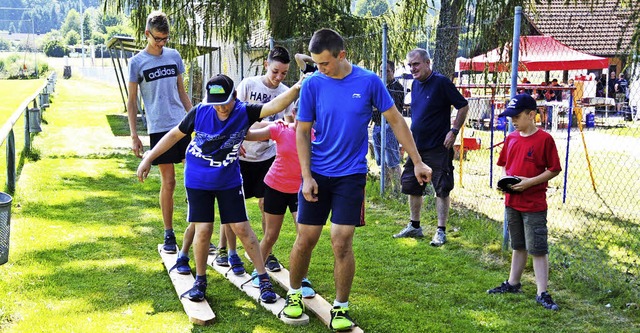 Da ist Teamarbeit: Geschicklichkeits-Skilauf auf drei Brettern.  | Foto: Edgar Steinfelder