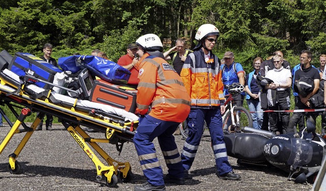 DRK und Bergwacht zeigten, wie die Bergung eines Verletzten abluft.   | Foto: Regina de Rossi