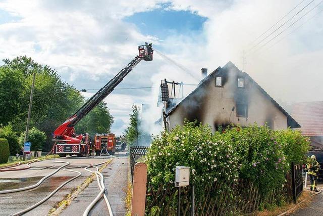 Passant rettet zwei Kinder aus brennendem Haus in Kappel