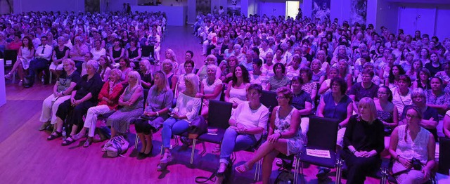 Kundinnen der Bank und ihre Freundinnen waren das Publikum der Ladies-Night.   | Foto: Christoph Breithaupt