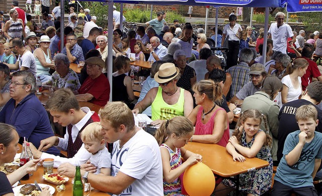 Allerlei Speisen und Musik lockten zahlreiche Besucher in den Kostergarten.   | Foto: Heidi Fssel