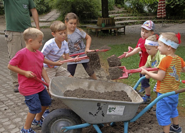 Die Kinder schaufeln fleiig mit.   | Foto: Petra Wunderle