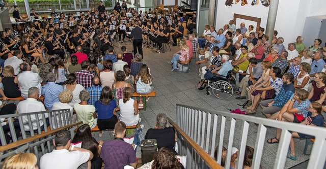 Das  Doppelkonzert der Ettenheimer Sta...m Innenhof des Stdtischen Gymnasiums   | Foto: Olaf Michel