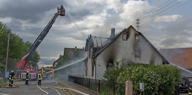 Dieses Haus in der Rheinstrae in Kapp...inder aus dem brennenden Haus rettete.  | Foto: Olaf Michel