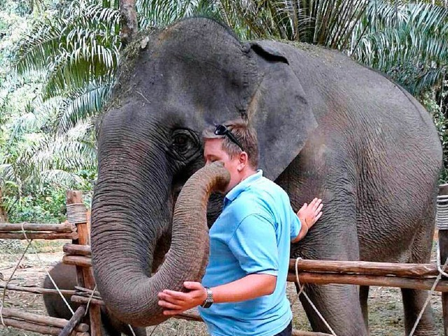 F. Littschwager mit Elefant   | Foto: privat
