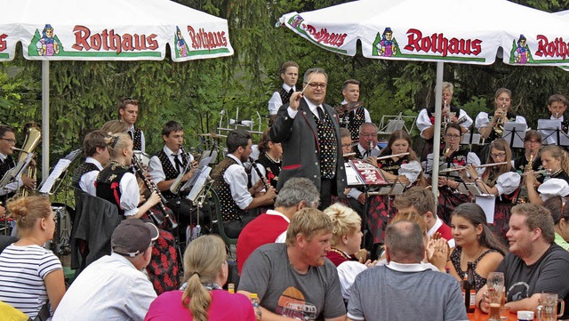 Die Trachtenkapelle Menzenschwand unte...ropfen mit flotter Musik einfach weg.   | Foto: Dorothe Kuhlmann