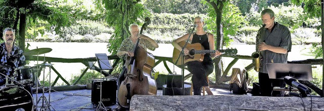 Schroeder, Wolfgang Fernow, Bella und Dieter Gutfried im Pavillon  | Foto: Georg Vo