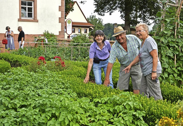 Ute Beler, Otto und Hilde Roser hegen...20; am  Sonntag seine Pforten ffnete.  | Foto: Benedikt Sommer