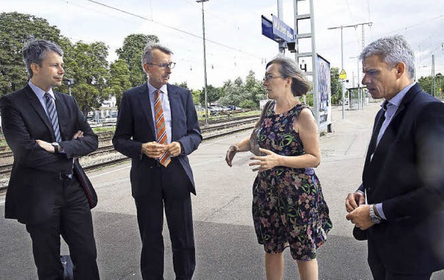 Sprachen ber den Stand der Rheintalba...und Landtagsabgeordneter Patrick Rapp   | Foto: mps