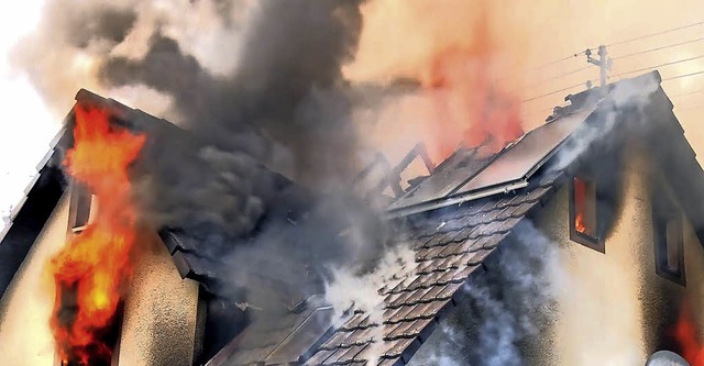 Das Haus in der Rheinstrae in Kappel geht am Montagmittag in Flammen auf.  | Foto: Wolfgang Knstle