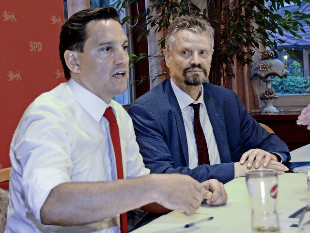 Johannes Fechner und Gernot Erler (rechts) beim Wahlkampfauftakt in Lahr   | Foto: Konstantin Grlich