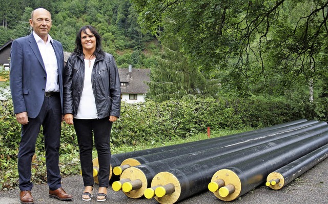 Brgermeisterin Janette Fuchs und Bert... und werden unter der Strae verlegt.   | Foto: Andreas Bhm