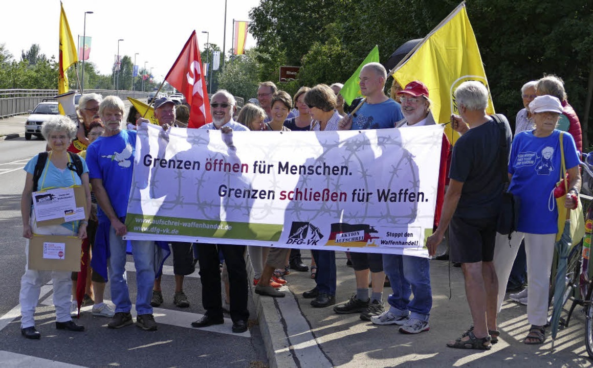 Gegen Waffenhandel und Atomkraft demon...tschland, Frankreich und der Schweiz.   | Foto: Johannes Burkart