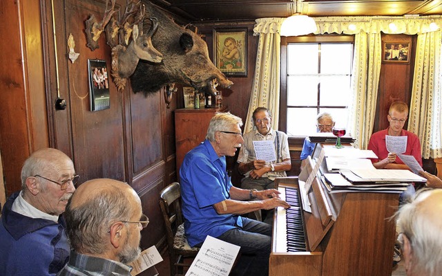 Alfred Schnekenburger am Klavier probt mit seinen Sngern.   | Foto: Brichta