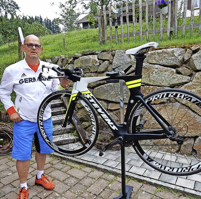 Hermann Frey tftelt auch Zuhause in s...n High-Tech-Maschinen der Paracycler.   | Foto: Kurt Meier