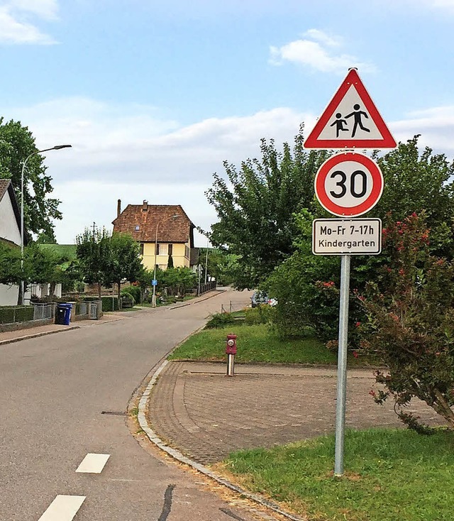 Fr nicht ausreichend hlt Hsingens O...hrnkte 30er-Zone an der Kreisstrae.   | Foto: Winter