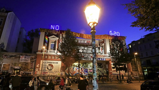 Der Schriftzug &#8222;No G20&#8220; le...en Flora im Hamburger Schanzenviertel.  | Foto: dpa