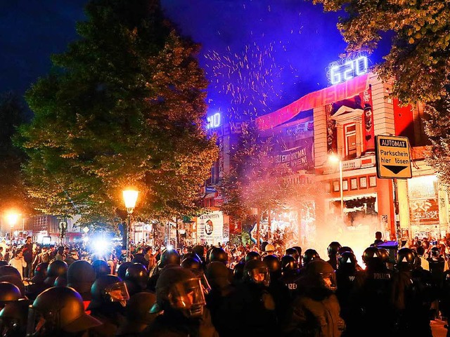 Polizeibeamte in Hamburg vor der Roten...ner Demonstration gegen den G20 Gipfel  | Foto: dpa