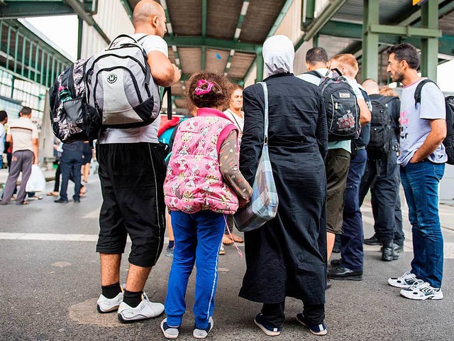 Flchtlinge am Stuttgarter Hauptbahnhof   | Foto: dpa