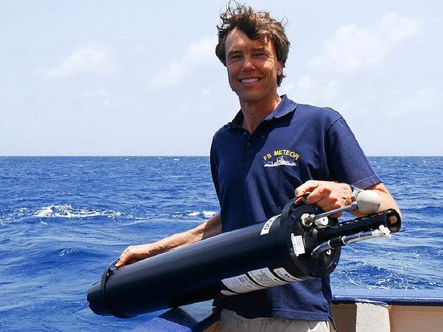 Martin Visbeck mit einem &#8222;Argo Float&#8220;, einem  Forschungsroboter  | Foto: Geomar