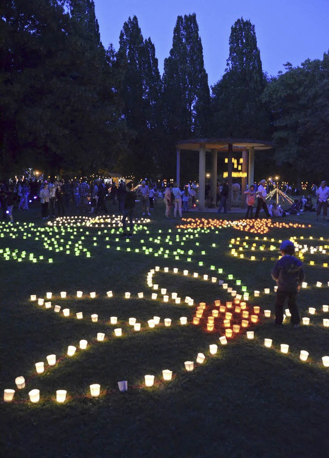 Lichterglanz im Kurpark: 15000 Kerzen ...en werden beim Lichterfest entzndet.   | Foto: Barbara Schmidt