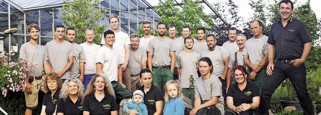 Garten- und Landschaftsbaumeister Mark...end) mit einem Teil ihrer Belegschaft   | Foto: Hgel