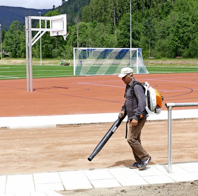 Alles soll glnzen, wenn am Freitag de... im Helmut-Hoffmann-Stadion erledigt.   | Foto: Sebastian Barthmes