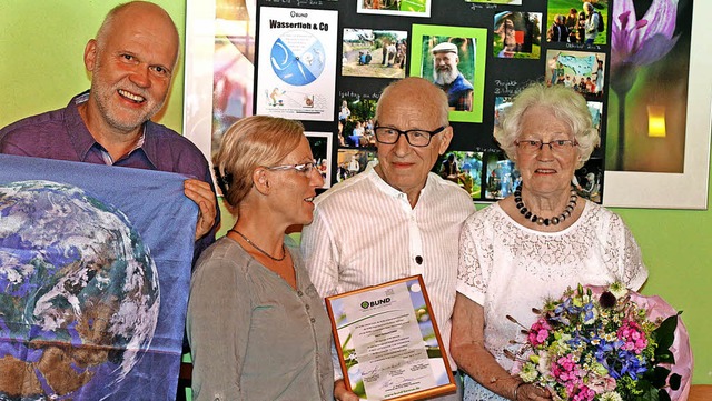 Gerhard Vlker (Zweiter von rechts) wu... bernahm Kassiererin Bettina Wrner.   | Foto: Fotos: Karin Heiss