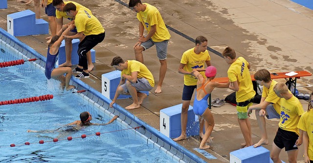 Nach dem Schwimmen zogen Helfer die fleiigen Sportler aus dem Wasser.   | Foto: Horatio Gollin
