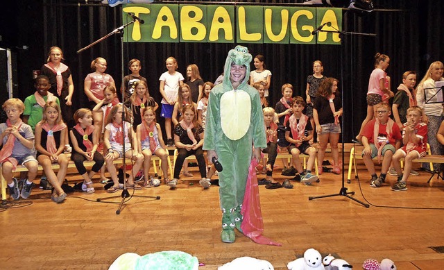 Fabienne Beckmann als Tabaluga mit dem Chor der Sommerbergschule Buchenbach.   | Foto: Josef Faller