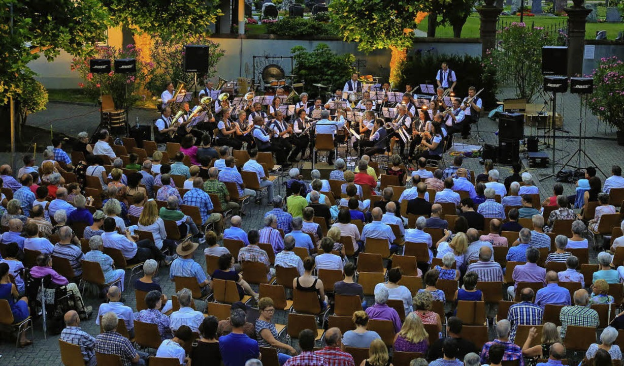 Viele Gäste waren zum Open-Air-Konzert der Musikkapelle Grafenhausen gekommen.   | Foto: Sandra Decoux-Kone