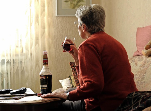 Alkohol im Alter gehrt mit zur Suchtproblematik.   | Foto: Symbolfoto: dpa