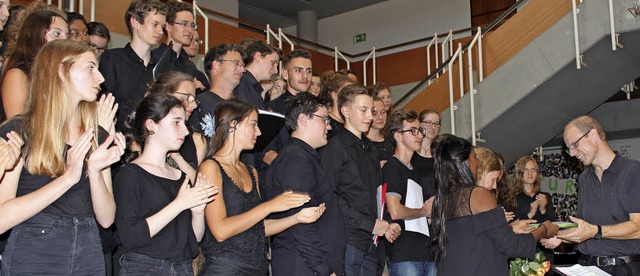 Die Schler des Gospelchors bedanken sich beim Leiter Volker Weidt.  | Foto: Christiane Pfeifer