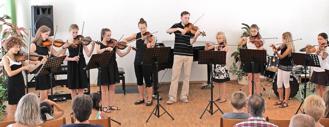 Das Streichorchester der Musikschule b...en besuchten Musikschultag am Samstag   | Foto: klabund