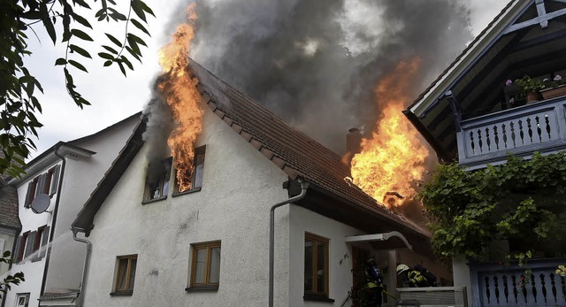 Meterhoch schlugen die Flammen aus dem Gebude in der Mllheimer Krafftgasse.   | Foto: Volker Mnch