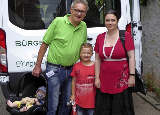 Brgerbusfahrer Bruce Beijaert mit den...hn Aaron und Baby Jonas aus Egringen.   | Foto: Brgerbus-Team