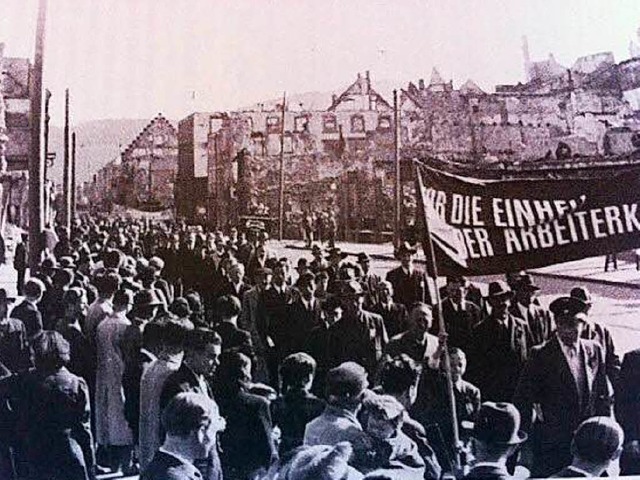 Die Spuren des Krieges sind noch deutl... 1.-Mai-Demonstration 1947 in Freiburg  | Foto: BZ