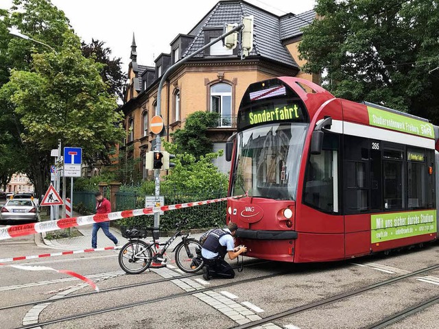 Eine Radfahrerin ist in Freiburg von einer Straenbahn erfasst worden.  | Foto: Daniel Laufer