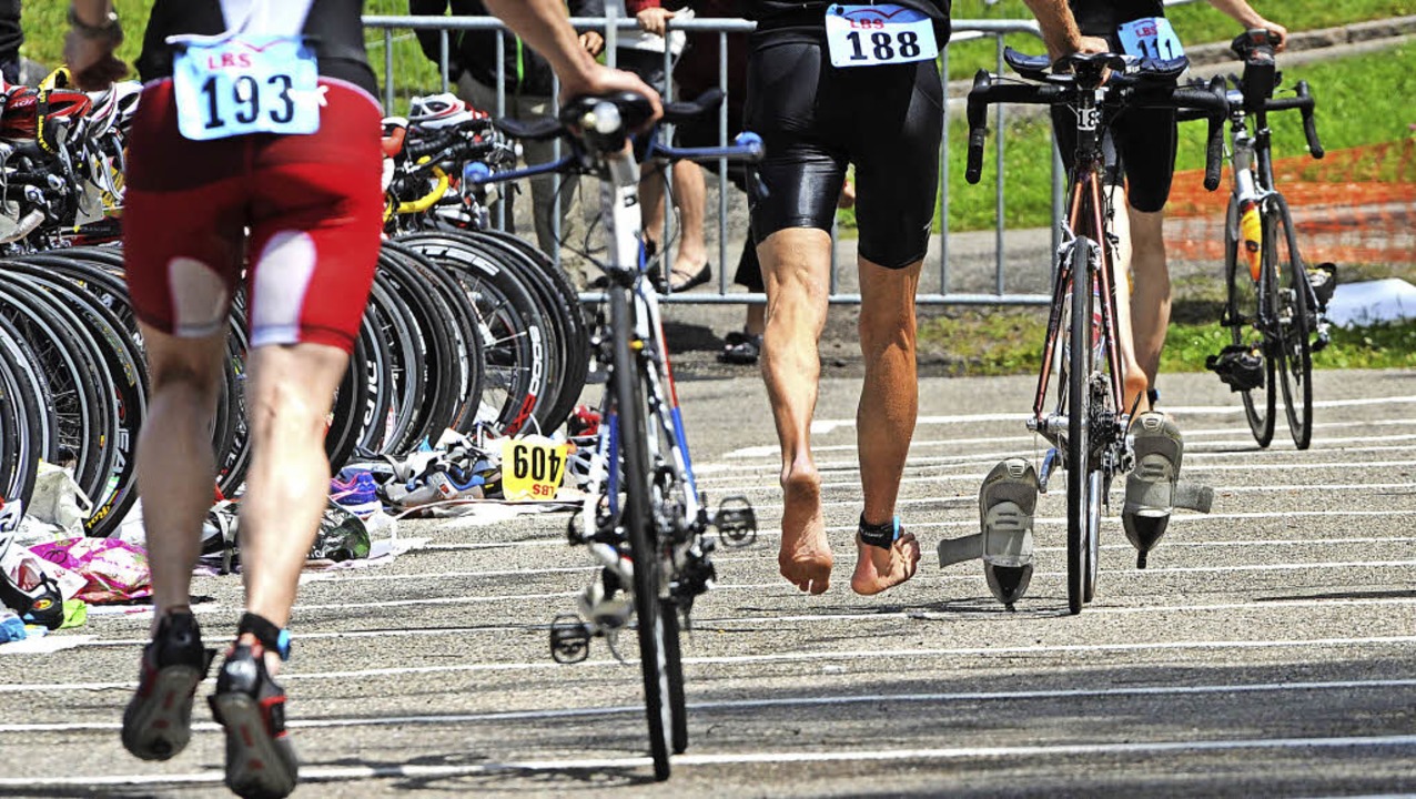 Wechselzone nach dem Schwimmen: Die Tr...e  18-Kilometer-Runde im Schwarzwald.   | Foto: Patrick Seeger