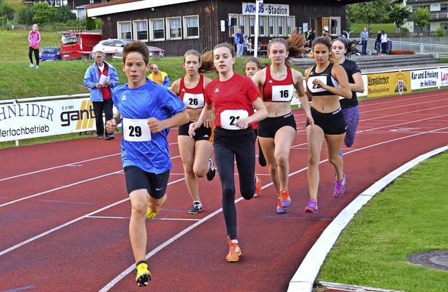 Flott unterwegs auf zwei Stadionrunden...en und ein Junge beim 800-Meter-Lauf.   | Foto: zwick