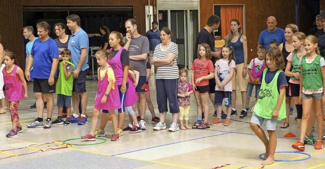 Eltern und Kinder bten sich im Handballsport.  | Foto: Werner Schnabl