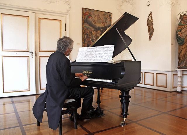 Ganz der klassische Pianist: William Cuthbertson in Frack und Lackschuhen.   | Foto: Regina Lorenz