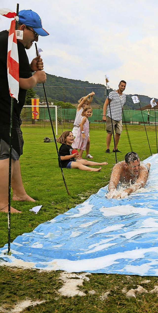 Schaumrutschen, eine des Disziplinen b...udi Team-Challenge  beim SV Mnchweier  | Foto: Dec