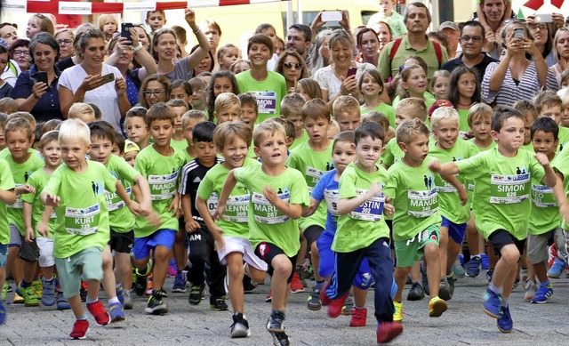 Bei der Trompetermelodie ging es  fr die Jngsten beim Bambini-Lauf los.  | Foto: David Rutschmann