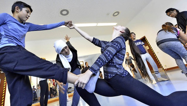 Bewegungen ausprobieren, immer im Team: So entstehen irgendwann Choreographien.  | Foto: Michael Bamberger