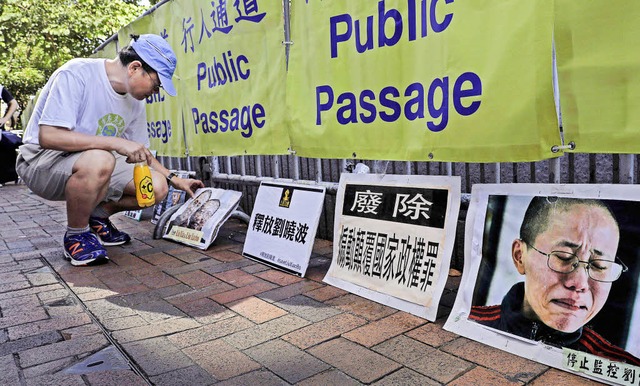 In Hongkong trauert dieser Mann um den...torbenen Nobelpreistrger Liu Xiaobo.   | Foto: DPA/AFP