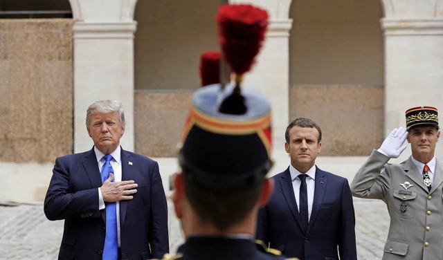 US-Prsident Donald Trump (links) besu...sischen Amtskollegen Emmanuel Macron.   | Foto: DPA