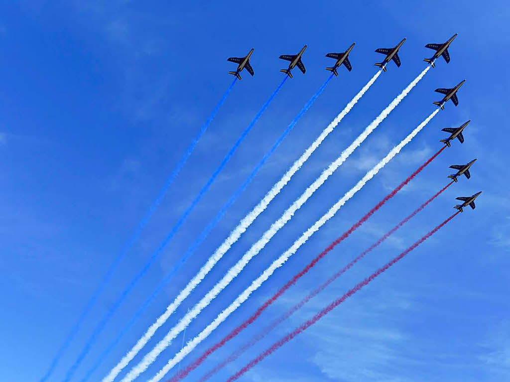 Alpha Jets zeichnen die franzsischen Nationalfarben in den Himmel ber Paris