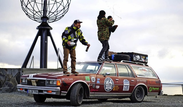 Jarno Kiesele, Oliver Huber und Manuel...links) feiern die Ankunft am Nordkap.   | Foto: privat