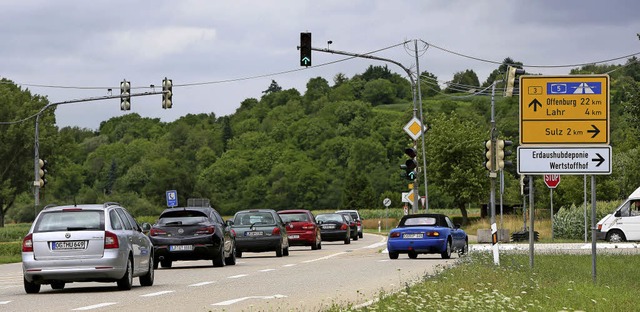 Die Ampel am Sulzer Kreuz zwischen Lah...heim ist seit einem Monat in Betrieb.   | Foto: Christoph Breithaupt